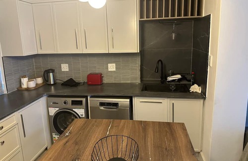 Mowbray Casa | Lemon House - Cozy Modern Finish and Style - Near University of Cape Town UCT