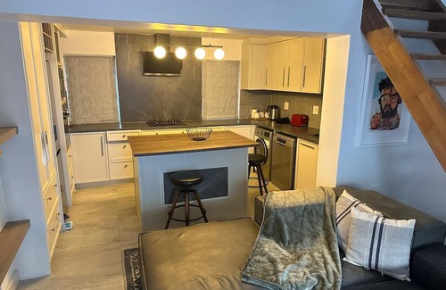 Mowbray Casa | Lemon House - Cozy Modern Finish and Style - Near University of Cape Town UCT