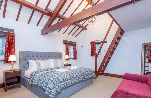 Farsley Casa | Pass the Keys | Majestic Farmhouse Barn 8 Guests