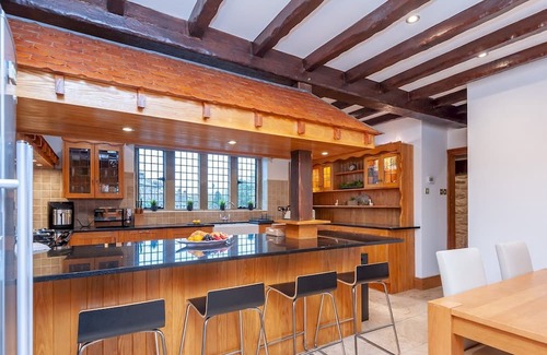 Farsley Casa | Pass the Keys | Majestic Farmhouse Barn 8 Guests