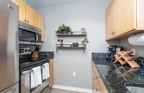 Fourth Ward Condominio | Free Parking I Uptown Luxury w/ Pool & Rooftop