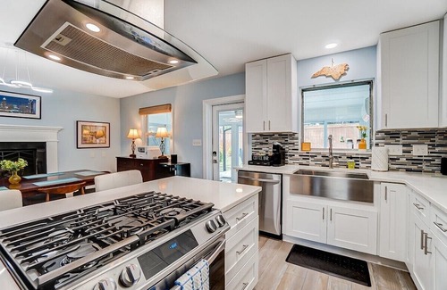 Ashbrook - Clawson Village Casa | Poolside Bungalow w/ Fire Pit Fun | Luxe King Suite