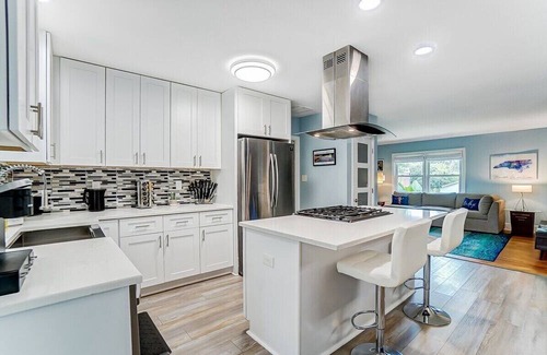 Ashbrook - Clawson Village Casa | Poolside Bungalow w/ Fire Pit Fun | Luxe King Suite