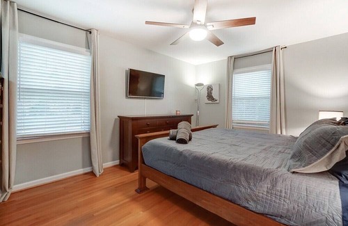 Ashbrook - Clawson Village Casa | Uptown Retreat | King Suite w/ Hot Tub & Fire Pit!