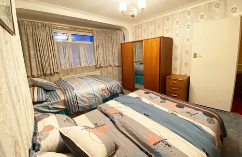 Longbridge Casa | London House sleeps 9 with parking spaces