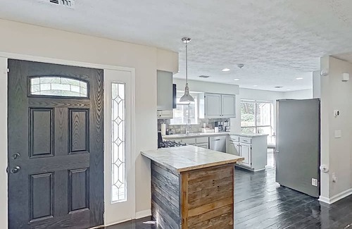 Gunter Afs Casa | Gorgeous pond view home with two porches, streaming, & W/D - great location