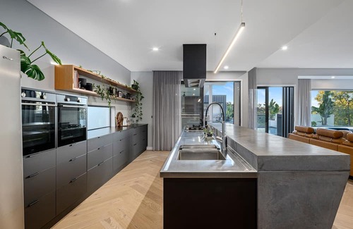 Albury Casa | Luxurious urban oasis with pool in Central Albury