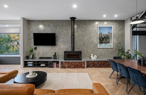 Albury Casa | Luxurious urban oasis with pool in Central Albury