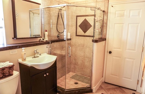 Hurricane Apartamento | AAA Suite: Luxe Studio Casita with pool, Hot Tub & BBQ in the gateway to Zion.