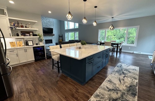 Black Wolf Casa | 5 Bed 2.5 Bath! Minutes to Seaplane Base! Water access! Perfect for EAA!
