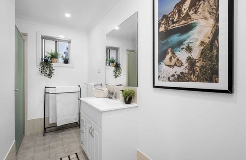 Erowal Bay Casa | Sunset Waterfront with 3pm Checkout
