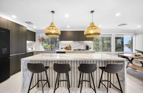 Erowal Bay Casa | Sunset Waterfront with 3pm Checkout