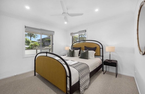 Erowal Bay Casa | Sunset Waterfront with 3pm Checkout
