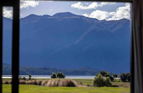 Te Anau Apartamento | Fantastic vistas across the lake to the mountains and forest