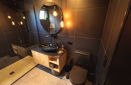 Albert Town Cabaña | Wanaka's most Stylish, tranquil and private one bedroom apartment, 2 x free bike