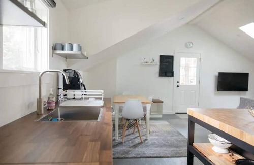 Vernon Casa | Lovely NE bright hideaway, walk to food/beer/shops