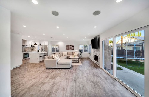 Warner Center Casa | NEW! Luxury Villa With Pool, Spa, Trampoline & Swings!