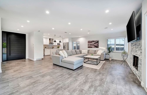 Warner Center Casa | NEW! Luxury Villa With Pool, Spa, Trampoline & Swings!