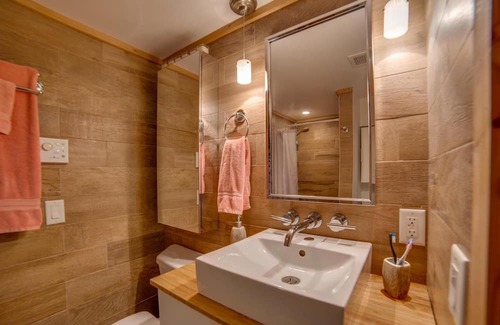 Markville Cabina | Mid-Century Modern Cabin-Relax and unwind in this beautiful escape on the lake