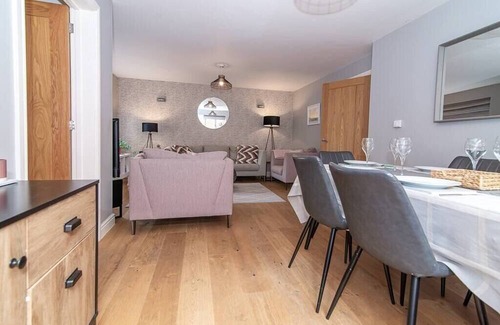 Ludwel Casa | Elegant Ludlow Haven: 4Bed Ultimate Tranquility