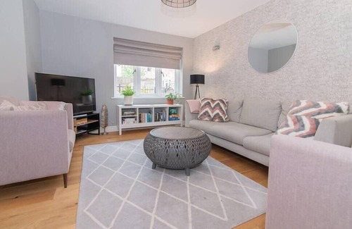 Ludwel Casa | Elegant Ludlow Haven: 4Bed Ultimate Tranquility