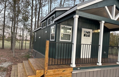 Athens Cabaña | Tiny home in the woods w/ fire pit 10 min from Canton Trade days.