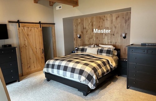 Chester Casa | Luxury Lake Front Home... West Lake Almanor: Dock, Kayaks, Big Lawn, FUN FOR ALL