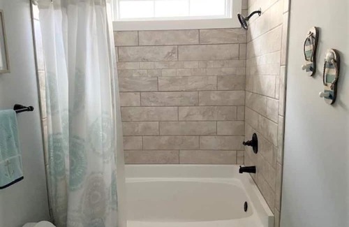 Tranquil Harbour Casa | Cozy Home 10-15 min scenic walk from the beach!