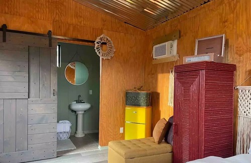 Dripping Springs Cama Y Desayuno | Stargazing EnSuite walking distance to downtown,Texas wineries, food, and shops.