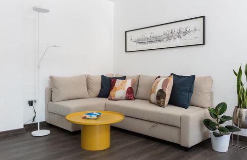 La Goleta Apartamento | Central apartment with patio and parking