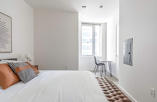 West Bellevue Apartamento | The Sophari 1BR Experience:Modern Living |Pool+Gym