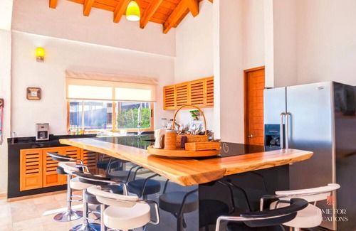 El Santuario Casa | NEW Lakeview Heated Pool & Whirlpool Trampoline