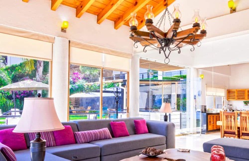 El Santuario Casa | NEW Lakeview Heated Pool & Whirlpool Trampoline
