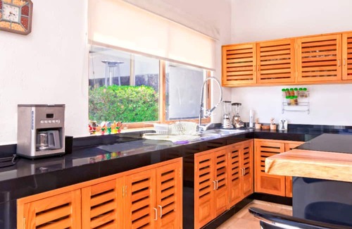 El Santuario Casa | NEW Lakeview Heated Pool & Whirlpool Trampoline