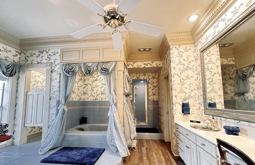 Canton Casa | This house is a 5 bedroom(s), 5.5 bathrooms, located in Canton, TX.