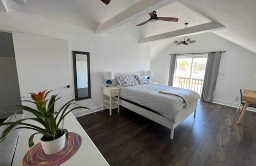 Mount Holly Casa | Newly Renovated Modern 2BR Waterfront Cottage with Dock