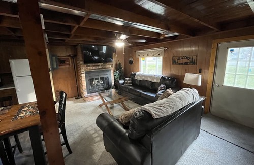 Houghton Lake Cabina | Cozy cabin great for vacationers, hunters/fishers, snowmobilers/ORVers!