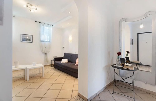 Dormelletto Casa | Holiday Home 'Margot Ca Bianca Dormelletto' with Shared Pool and Wi-Fi
