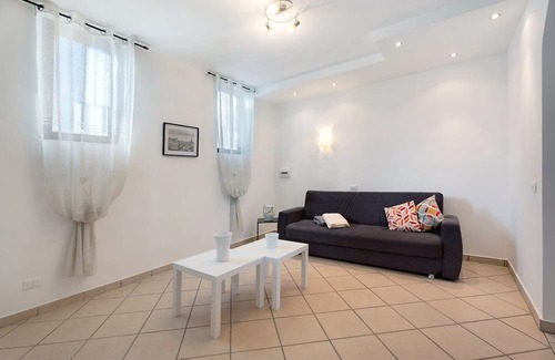Dormelletto Casa | Holiday Home 'Margot Ca Bianca Dormelletto' with Shared Pool and Wi-Fi