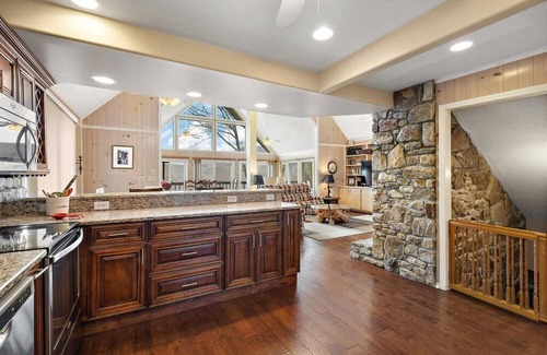 Seven Devils Casa | Mountain View, Pool Table, Deck, Game Room, Wet Bar