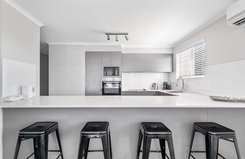 Castaways Beach Apartamento | Penthouse with Ocean Views, Castaways Beach