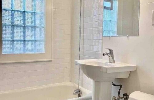 Victory Apartamento | Calm Relaxed Renovated 2bd Apt in Convenient Location. Monthly Stays.