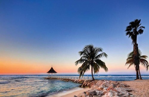 Montego Bay Complejo | Relaxing Villa w/ Free WiFi, Fitness Center, Spa Access & Cocktail Lounge