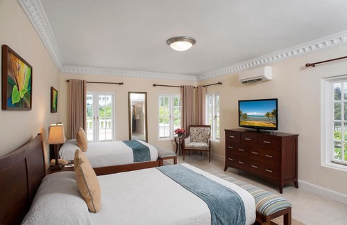 Montego Bay Complejo | Elegant Stay w/ Spa Services, Free WiFi, Cocktail Lounge & On Site Restaurant