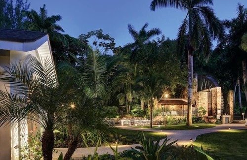 Montego Bay Complejo | Elegant Stay w/ Spa Services, Free WiFi, Cocktail Lounge & On Site Restaurant
