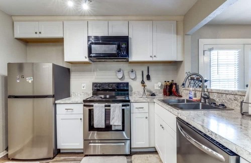 Terrell Condominio | Cozy vibe condo. 2-bedroom, 2 full-bathroom with patio off the master & dining.