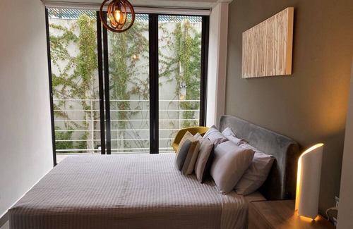 Zona 8 Apartamento | Luxury Cayala 2BR/2BA suite w/sunlit balcony near US Embassy, modern amenities.