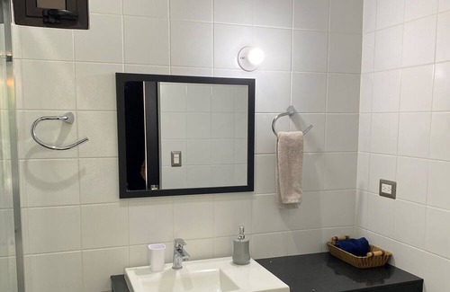 Zona 8 Apartamento | Luxury Cayala 2BR/2BA suite w/sunlit balcony near US Embassy, modern amenities.