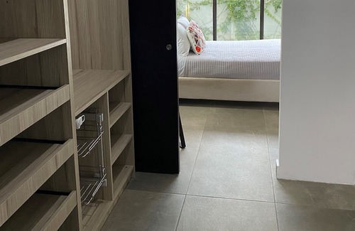 Zona 8 Apartamento | Luxury Cayala 2BR/2BA suite w/sunlit balcony near US Embassy, modern amenities.