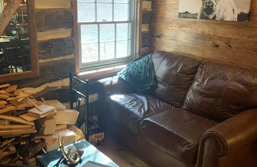 Clyde Cabina | Off-Grid Log Cabin in NC Mountains